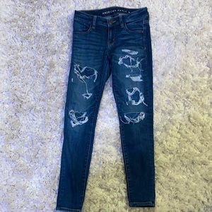 Ripped mid-rise jegging